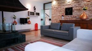 - un salon avec un canapé et un mur en briques dans l'établissement Holiday home in Lazise/Gardasee 39034, à Lazise