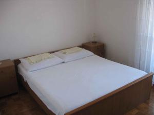 Un dormitorio con una cama con dos toallas encima. en Apartment in Kukljica - Insel Ugljan 38785, en Kukljica