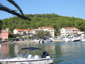 un barco está atracado en el agua en un puerto en Apartment in Kukljica - Insel Ugljan 38785, en Kukljica