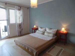 Un pat sau paturi într-o cameră la Apartments Karlobag/Velebit Riviera 34630