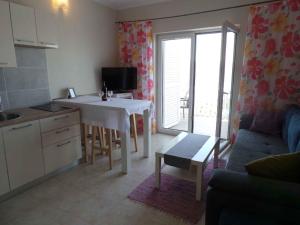 Kuchyň nebo kuchyňský kout v ubytování Apartments Karlobag/Velebit Riviera 34630 + 32 fotografií