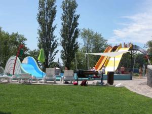 um parque com um parque aquático com escorregas e cadeiras em Holiday home in Balatonboglar 38776 em Balatonboglár