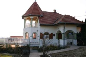 una gran casa blanca con una gran torreta en Holiday home Cserszegtomaj/Balaton 39729, en Cserszegtomaj