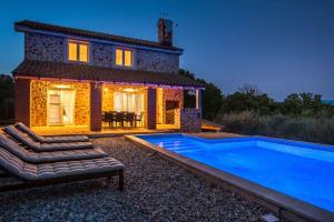 dom z basenem przed domem w obiekcie Holiday home in Risika - Insel Krk 38433 w mieście Risika