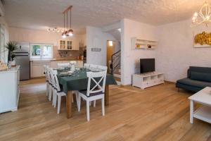 Kuchnia lub aneks kuchenny w obiekcie Holiday home in Risika - Insel Krk 38433