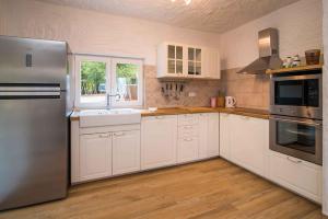 Kuchnia lub aneks kuchenny w obiekcie Holiday home in Risika - Insel Krk 38433