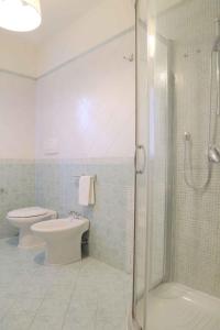 y baño con ducha, aseo y lavamanos. en Apartment in Poggibonsi/Toskana 38410 en Poggibonsi
