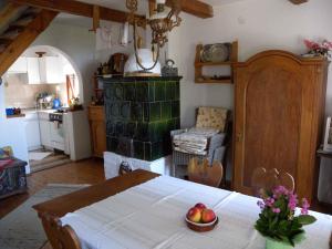 eine Küche mit einem Tisch und einer Obstschale darauf in der Unterkunft Holiday home Cserszegtomaj/Balaton 38183 in Cserszegtomaj