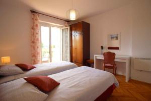 - une chambre avec 2 lits, un bureau et une fenêtre dans l'établissement Apartment in Porec/Istrien 38642, à Poreč