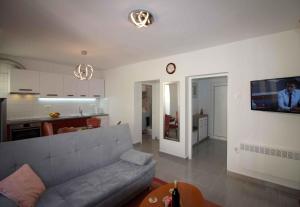 Il comprend un salon avec un canapé et une cuisine. dans l'établissement Apartment in Porec/Istrien 38642, à Poreč