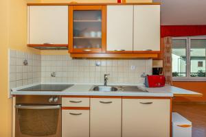 Kuchyňa alebo kuchynka v ubytovaní Apartment in Dramalj 41531