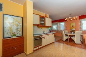 Kuchyňa alebo kuchynka v ubytovaní Apartment in Dramalj 41531