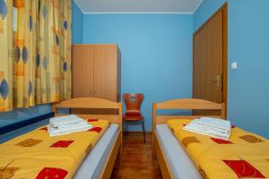 Posteľ alebo postele v izbe v ubytovaní Apartment in Dramalj 41531