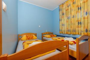 Posteľ alebo postele v izbe v ubytovaní Apartment in Dramalj 41531