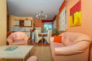 Kuchyňa alebo kuchynka v ubytovaní Apartment in Dramalj 41531