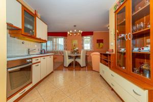 Kuchyňa alebo kuchynka v ubytovaní Apartment in Dramalj 41531