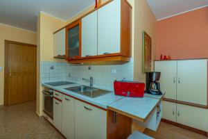 Kuchyňa alebo kuchynka v ubytovaní Apartment in Dramalj 41531