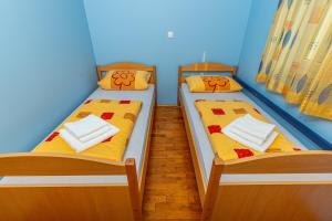 Posteľ alebo postele v izbe v ubytovaní Apartment in Dramalj 41531