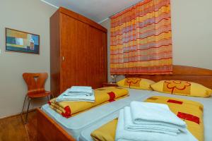Posteľ alebo postele v izbe v ubytovaní Apartment in Dramalj 41531