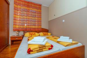 Posteľ alebo postele v izbe v ubytovaní Apartment in Dramalj 41531