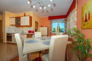 Kuchyňa alebo kuchynka v ubytovaní Apartment in Dramalj 41531