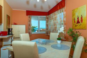 Posedenie v ubytovaní Apartment in Dramalj 41531