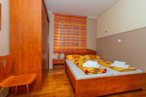 Posteľ alebo postele v izbe v ubytovaní Apartment in Dramalj 41531