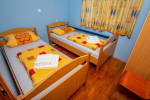 Posteľ alebo postele v izbe v ubytovaní Apartment in Dramalj 41531