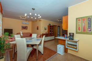 Kuchyňa alebo kuchynka v ubytovaní Apartment in Dramalj 41531