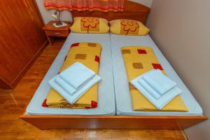 Posteľ alebo postele v izbe v ubytovaní Apartment in Dramalj 41531