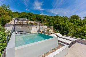 Bazén v ubytování Holiday home in Crikvenica 41513 nebo v jeho okolí