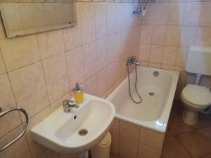 Kúpeľňa v ubytovaní Holiday home in Balatonfenyves 38430