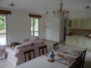 uma cozinha e sala de estar com mesa e cadeiras em Holiday home in Roggio 37057 em Testico