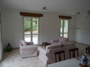 uma sala de estar com dois sofás e uma mesa em Holiday home in Roggio 37057 em Testico