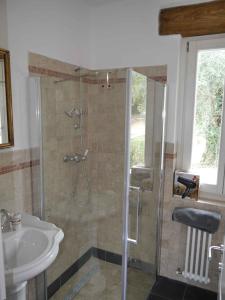 uma casa de banho com um chuveiro e um lavatório. em Holiday home in Roggio 37057 em Testico