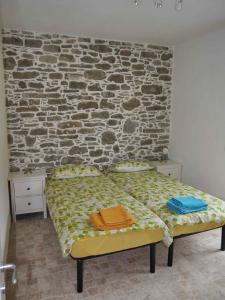 um quarto com uma cama com uma parede de tijolos em Holiday home in Roggio 37057 em Testico