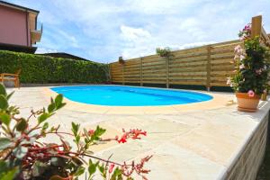 una piscina en un patio trasero con una valla en Antonietta en Calcinelli