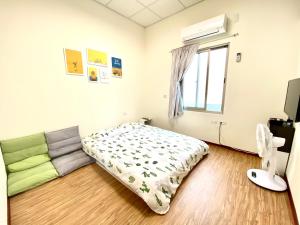 Camera con letto e divano di Chill島嶼 a Xiaoliuqiu
