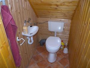 Ett badrum på Holiday home in Fonyod/Balaton 38001