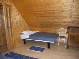 フォニョードにあるHoliday home in Fonyod/Balaton 38001の木造キャビン内のベッド1台が備わるベッドルーム1室を利用します。