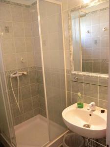 Bathroom sa Holiday home in Fonyod/Balaton 38001