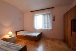 Habitación pequeña con cama y ventana en Holiday home Turanj/Biograd Riviera 7997, en Turanj