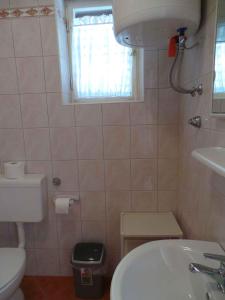 Koupelna v ubytování Apartments in Novi Vinodolski 38122