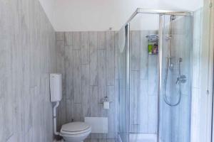 een badkamer met een douche en een toilet bij Apartment in Tremosine/Gardasee 22279 in Tremosine Sul Garda