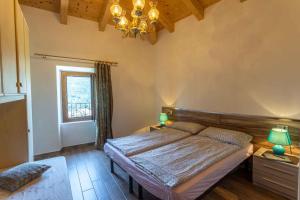een slaapkamer met een bed en een kroonluchter bij Apartment in Tremosine/Gardasee 22279 in Tremosine Sul Garda