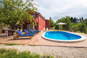 Bazén v ubytovaní Holiday home in Oprtalj - Istrien 37043 alebo v jeho blízkosti