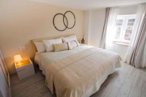 Posteľ alebo postele v izbe v ubytovaní Holiday home in Oprtalj - Istrien 37043