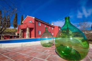 Bazén v ubytovaní Holiday home in Oprtalj - Istrien 37043 alebo v jeho blízkosti