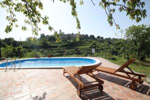Bazén v ubytovaní Holiday home in Oprtalj - Istrien 37043 alebo v jeho blízkosti