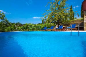 Bazén v ubytovaní Holiday home in Oprtalj - Istrien 37043 alebo v jeho blízkosti